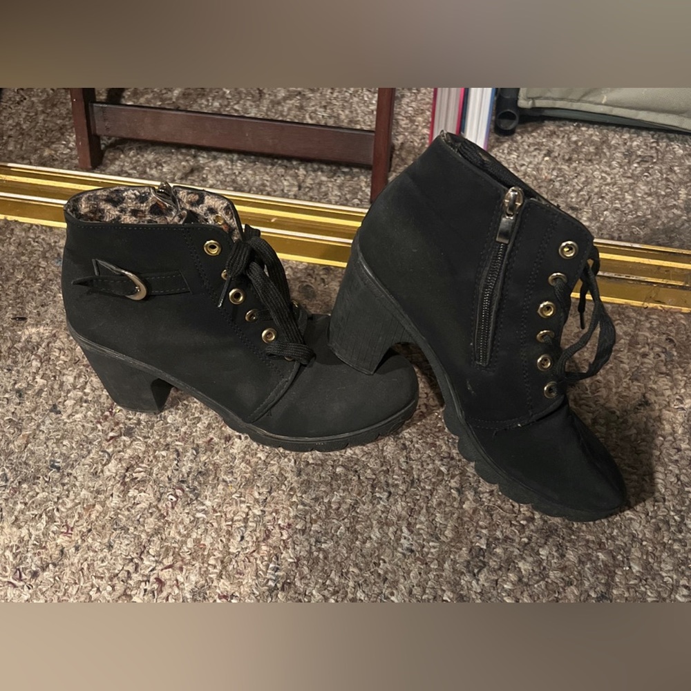 Cute black ankle-high boots!